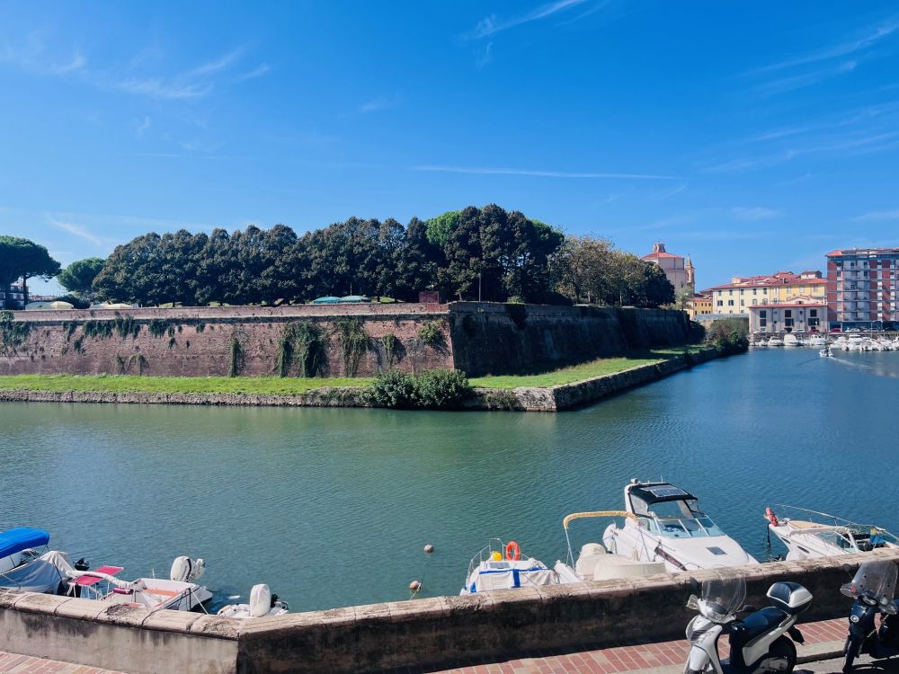 appartamento quadrilocale ristrutturato in vendita a Livorno zona Venezia-Pontino con bellissima vista caratteristica