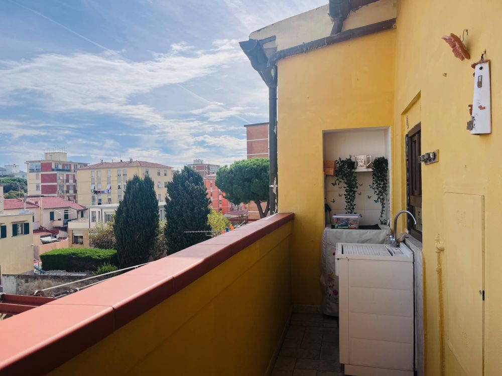 appartamento su due livelli con balcone e terrazza abitabile in vendita a Livorno zona Zola