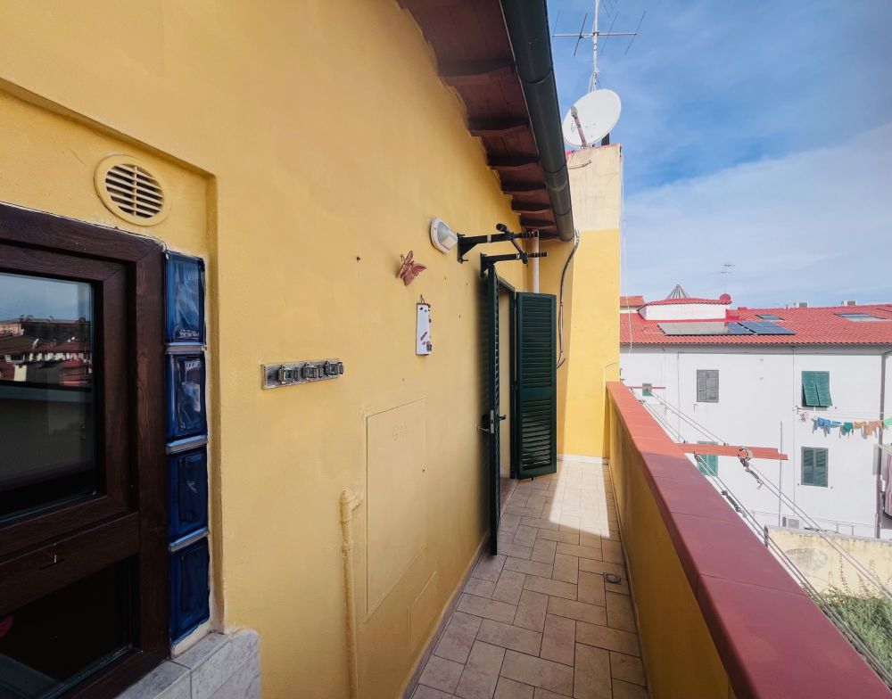 appartamento su due livelli con balcone e terrazza abitabile in vendita a Livorno zona Zola