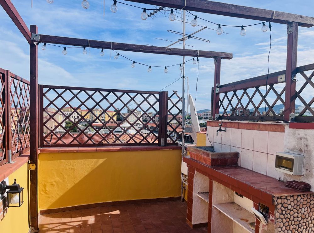 appartamento su due livelli con balcone e terrazza abitabile in vendita a Livorno zona Zola