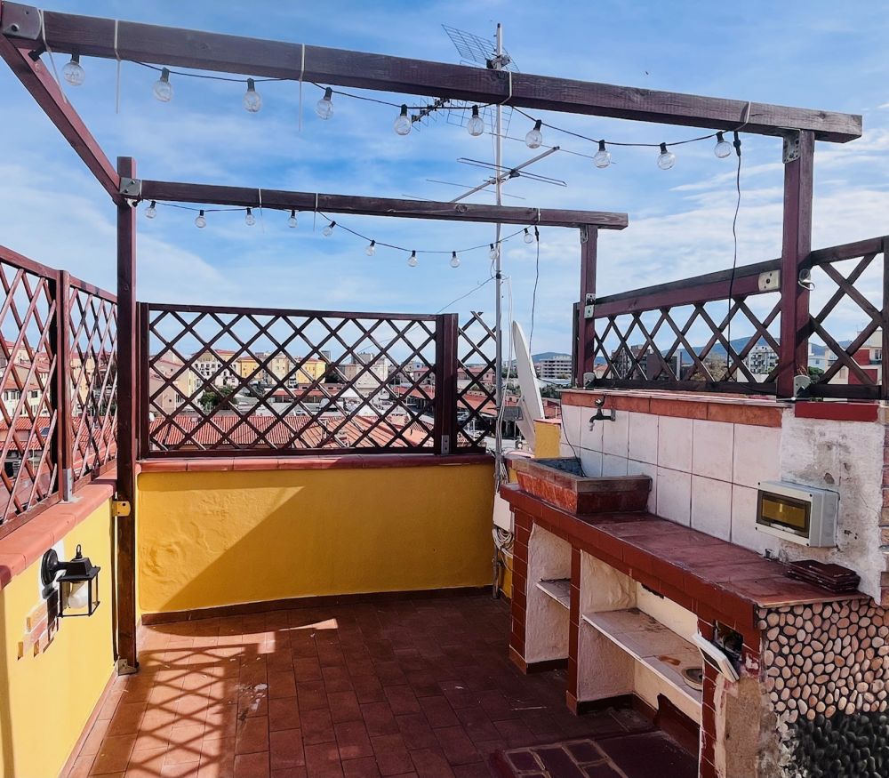 appartamento su due livelli con balcone e terrazza abitabile in vendita a Livorno zona Zola