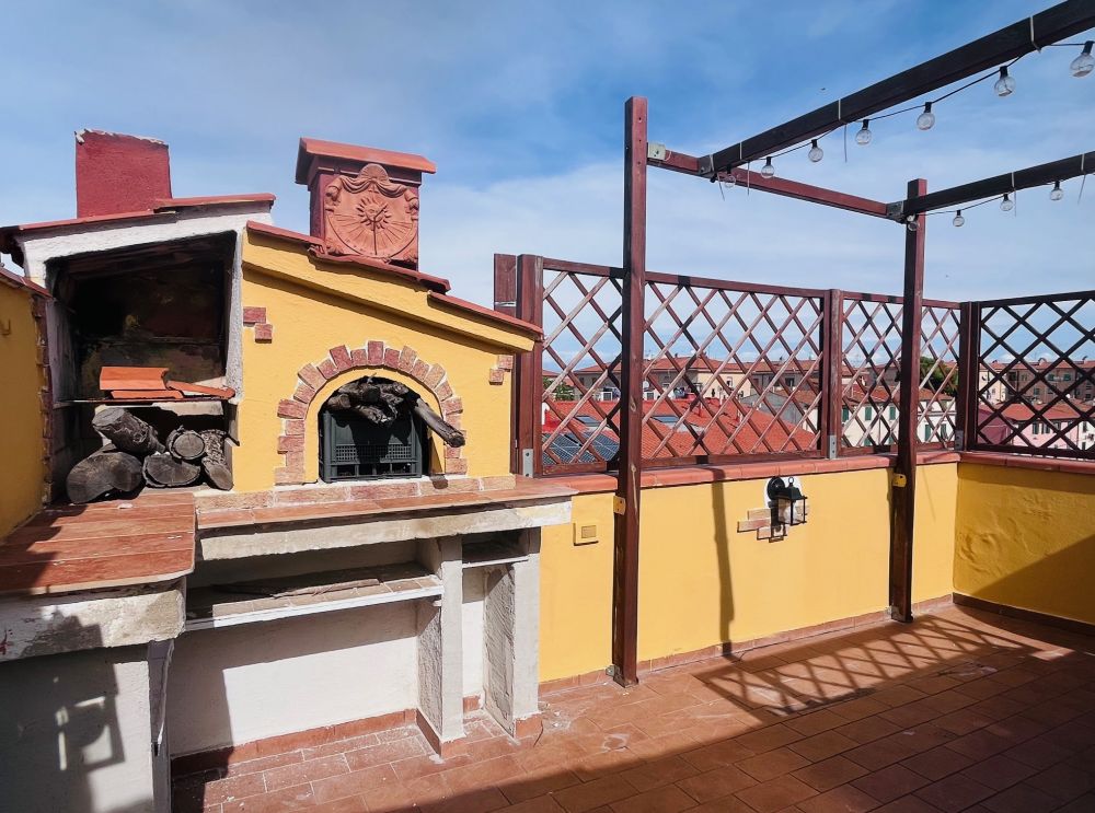 appartamento su due livelli con balcone e terrazza abitabile in vendita a Livorno zona Zola