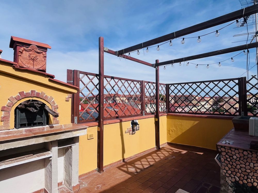 appartamento su due livelli con balcone e terrazza abitabile in vendita a Livorno zona Zola