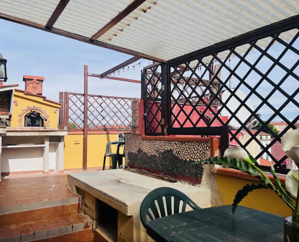 appartamento su due livelli con balcone e terrazza abitabile in vendita a Livorno zona Zola