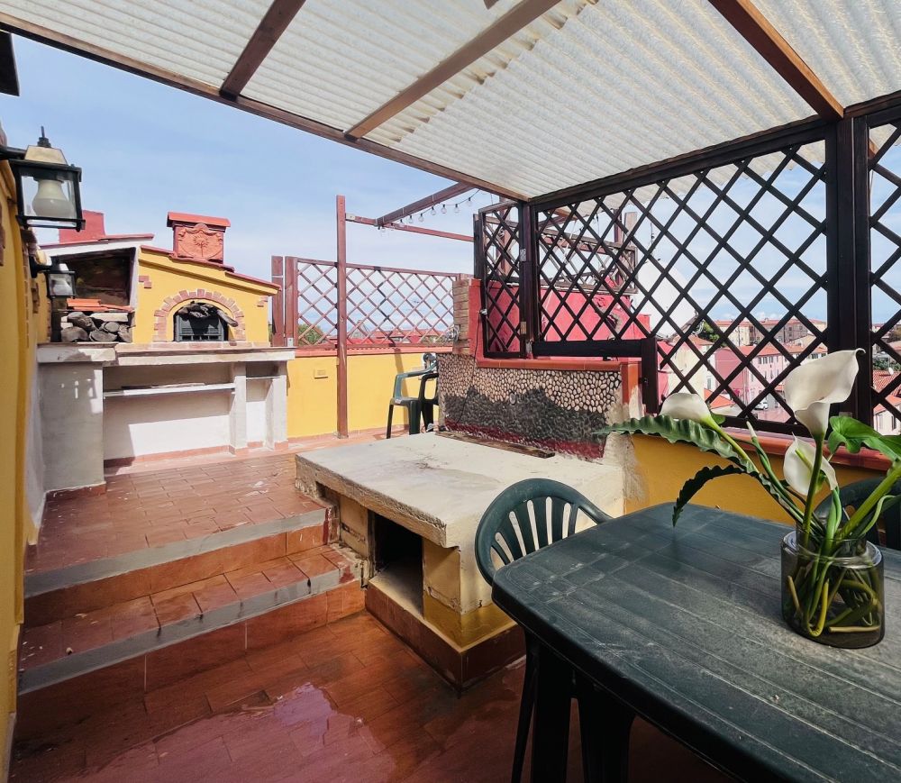 appartamento su due livelli con balcone e terrazza abitabile in vendita a Livorno zona Zola 