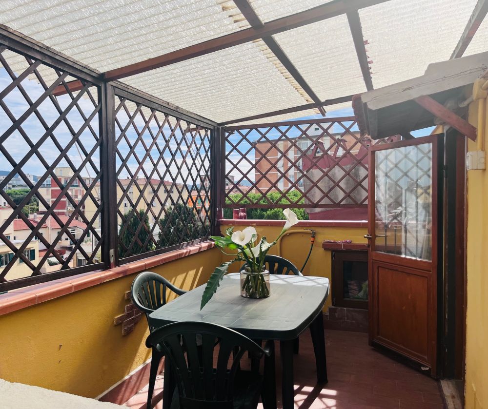 appartamento su due livelli con balcone e terrazza abitabile in vendita a Livorno zona Zola