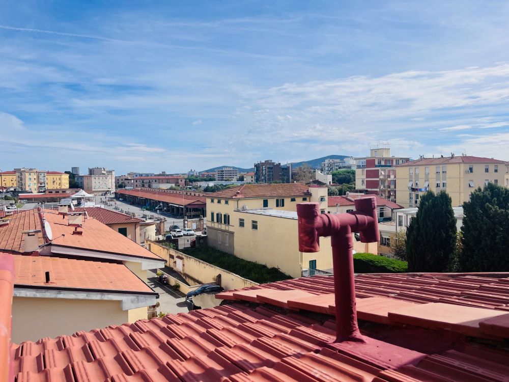 appartamento su due livelli con balcone e terrazza abitabile in vendita a Livorno zona Zola